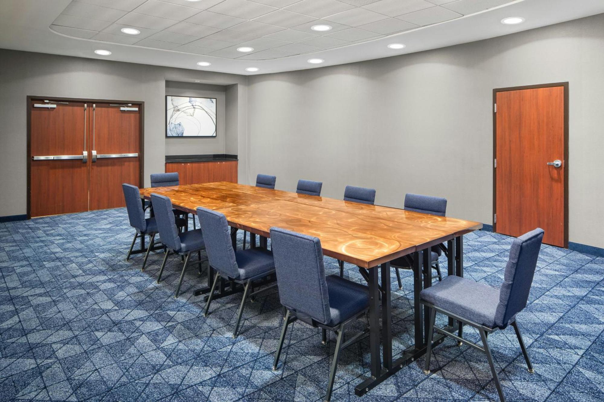 Courtyard By Marriott Knoxville Airport Hotel