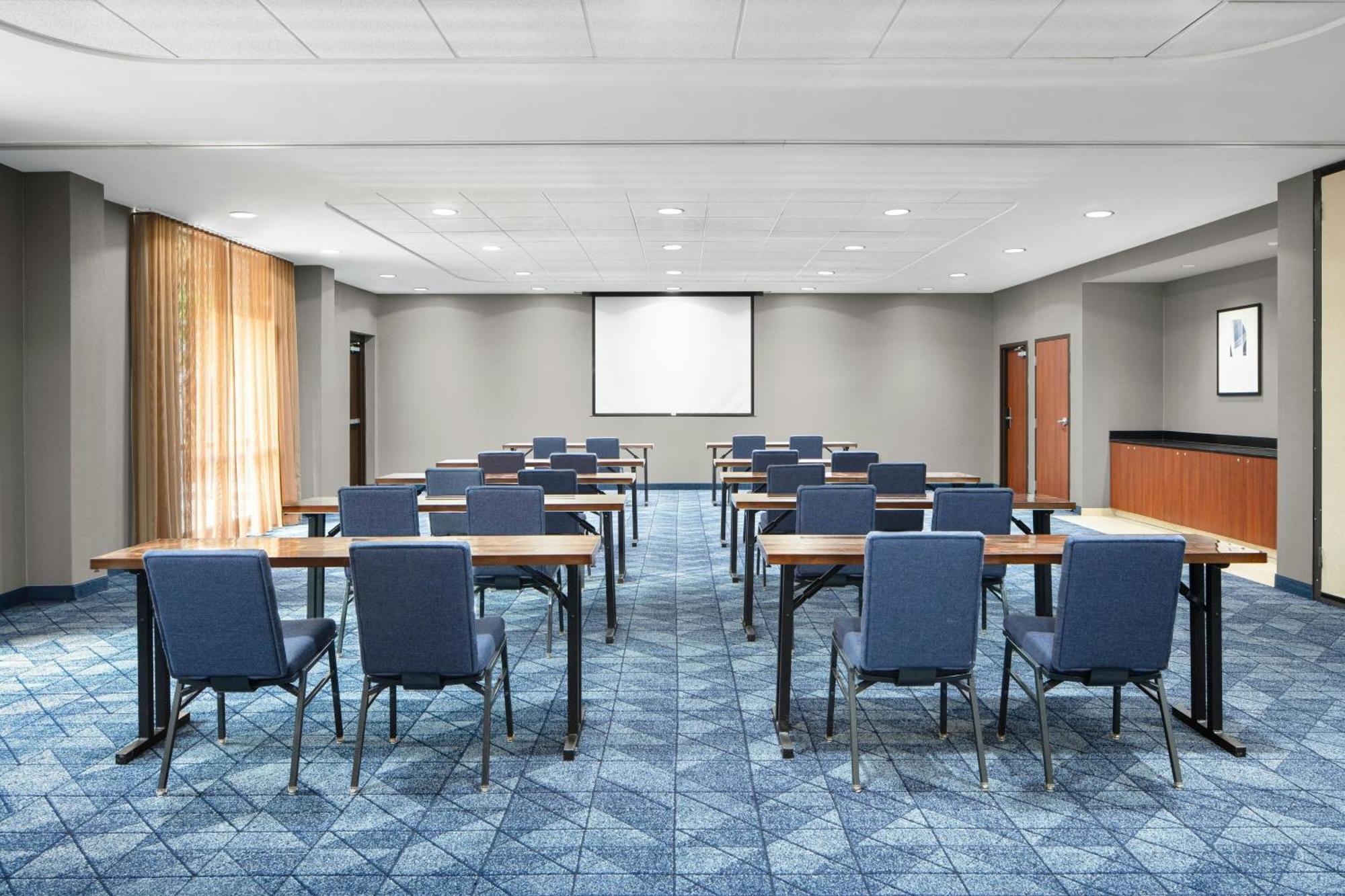 Courtyard By Marriott Knoxville Airport Hotel 3*