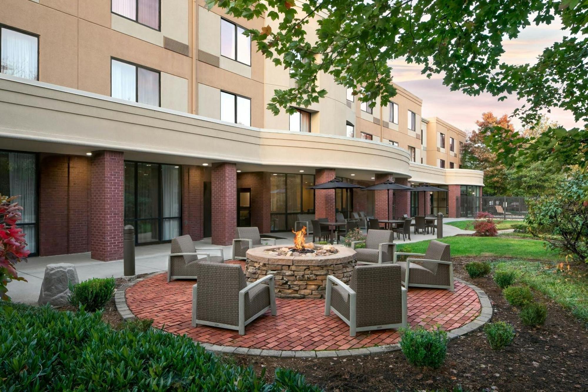 Courtyard By Marriott Knoxville Airport Hotel