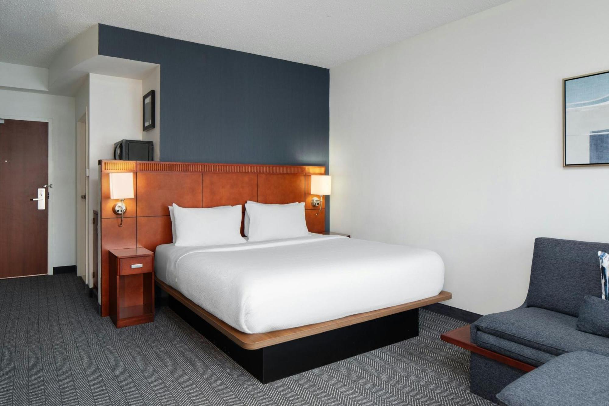 Hotel Courtyard By Marriott Knoxville Airport 3*