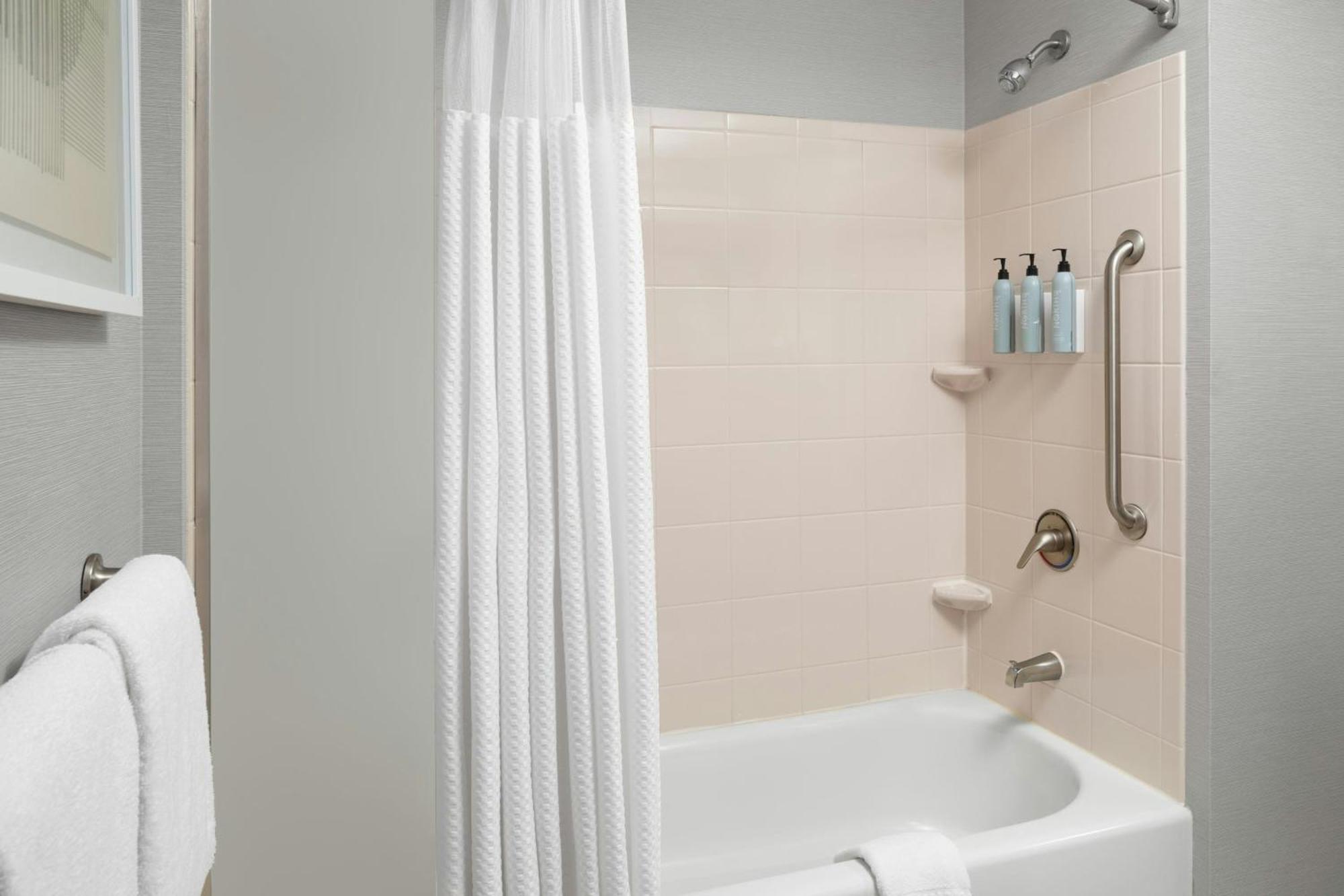 Courtyard By Marriott Knoxville Airport Hotel