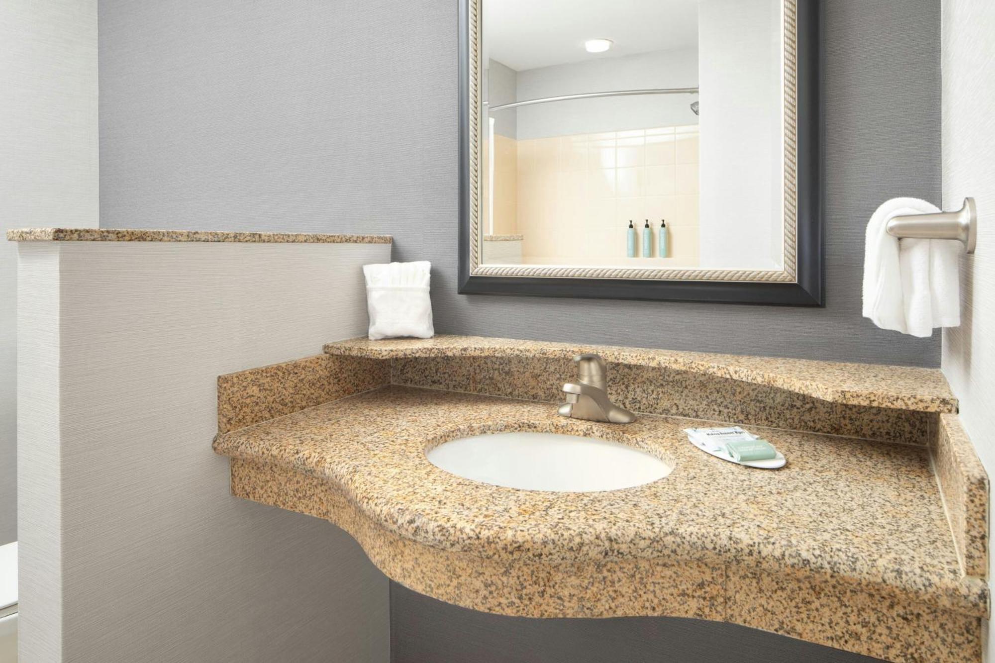 Courtyard By Marriott Knoxville Airport 3*